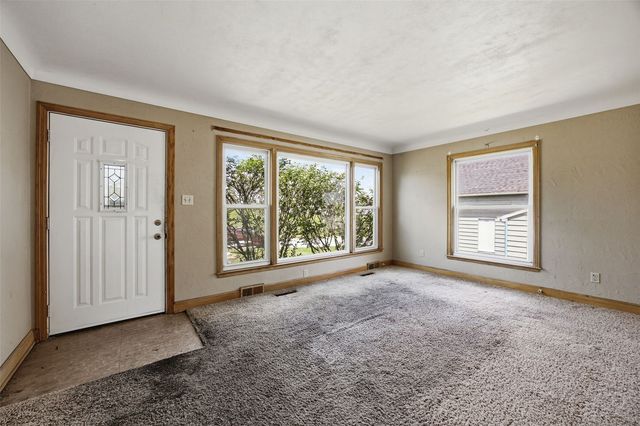 2009 3rd St SW, Cedar Rapids, IA 52404