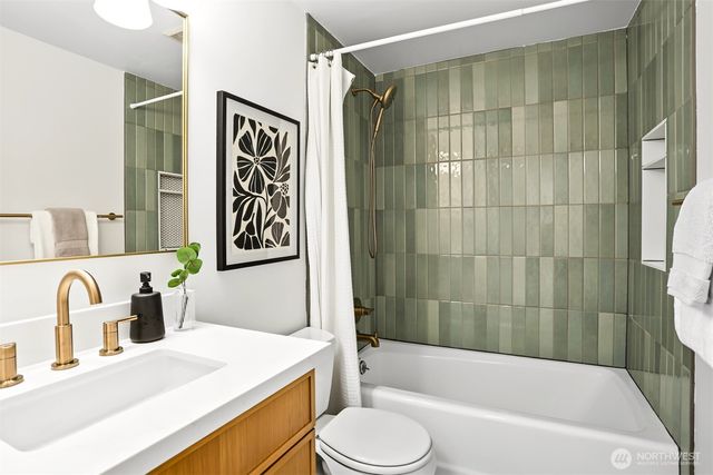 3243 22nd Avenue W, Seattle, WA 98199