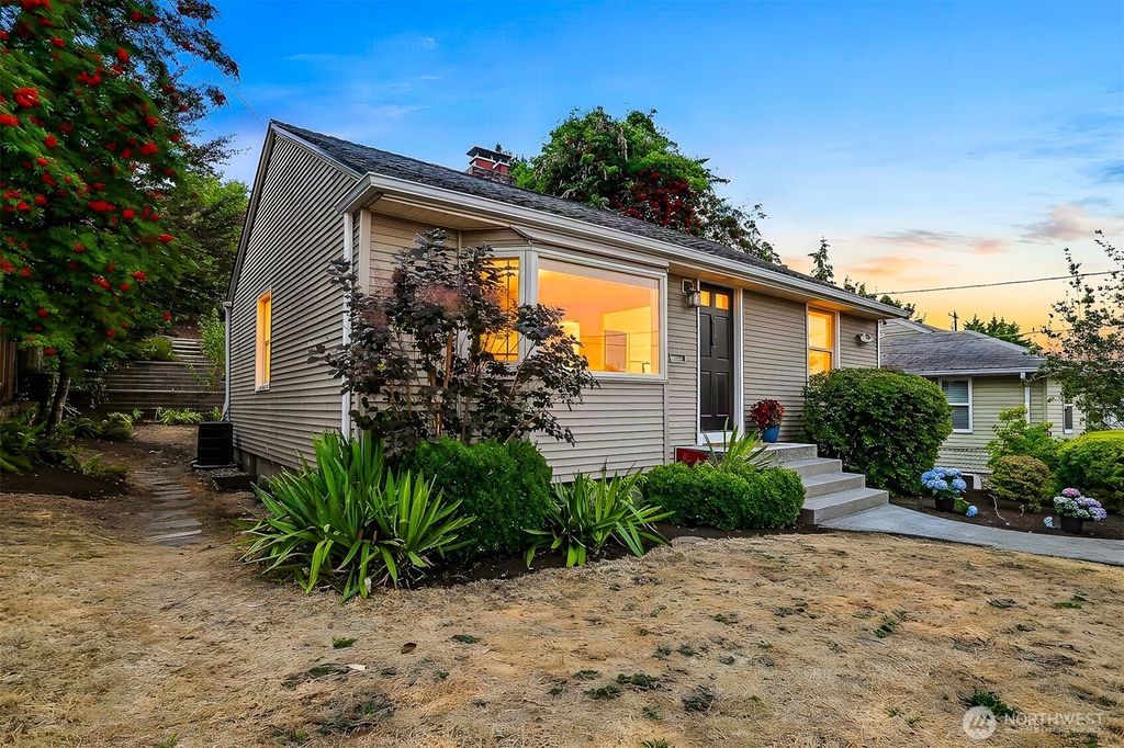 3243 22nd Avenue W, Seattle, WA 98199