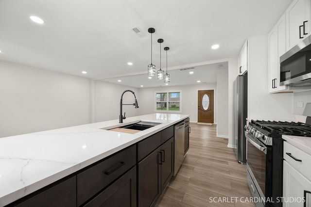 1041 N Elmwood Drive, Aurora, IL 60506