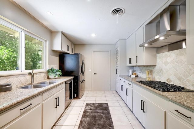 5912 Highland Hills DR, Austin, TX 78731