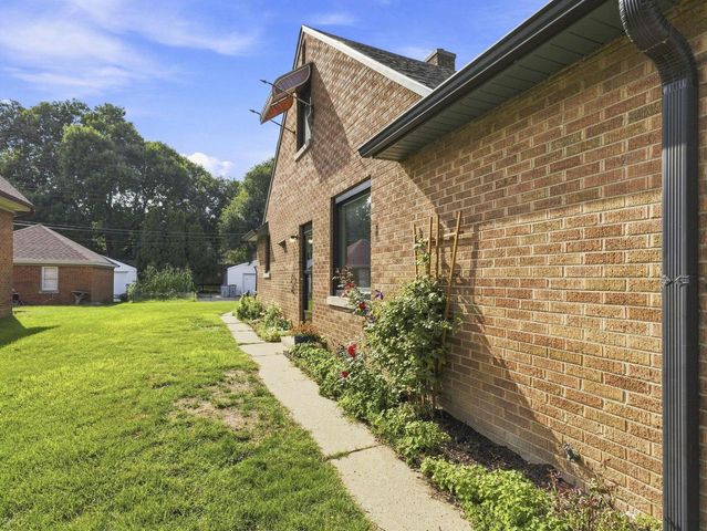3015 N 80th STREET, Milwaukee, WI 53222