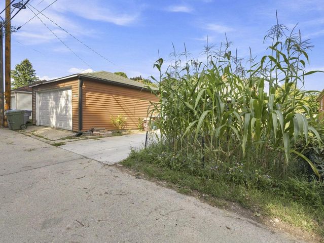 3015 N 80th STREET, Milwaukee, WI 53222