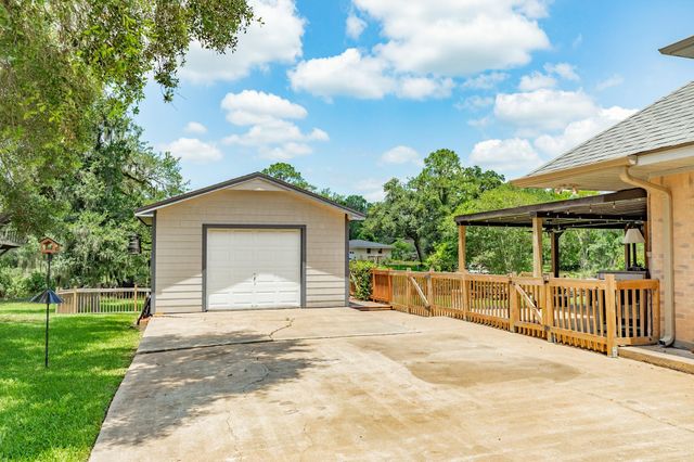 41 Robinhood Lane, Clute, TX 77531