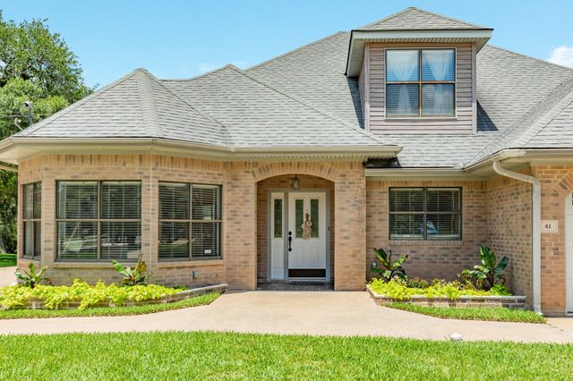 41 Robinhood Lane, Clute, TX 77531