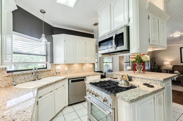 41 Robinhood Lane, Clute, TX 77531