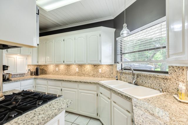 41 Robinhood Lane, Clute, TX 77531