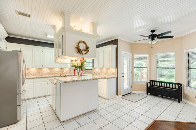 41 Robinhood Lane, Clute, TX 77531