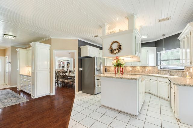 41 Robinhood Lane, Clute, TX 77531