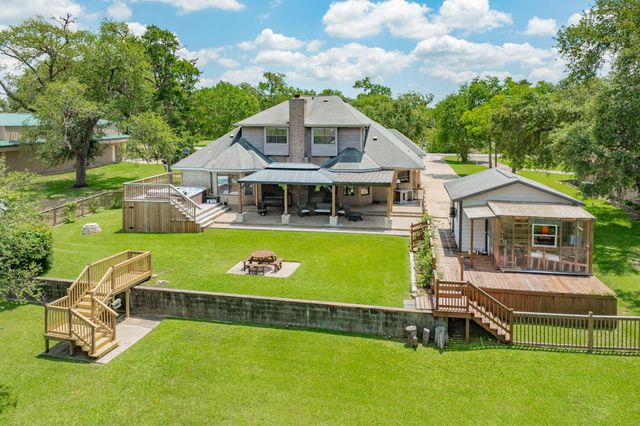 41 Robinhood Lane, Clute, TX 77531