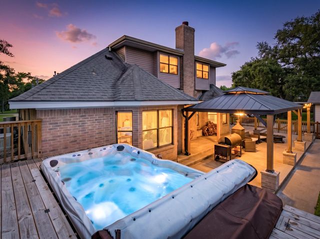 41 Robinhood Lane, Clute, TX 77531