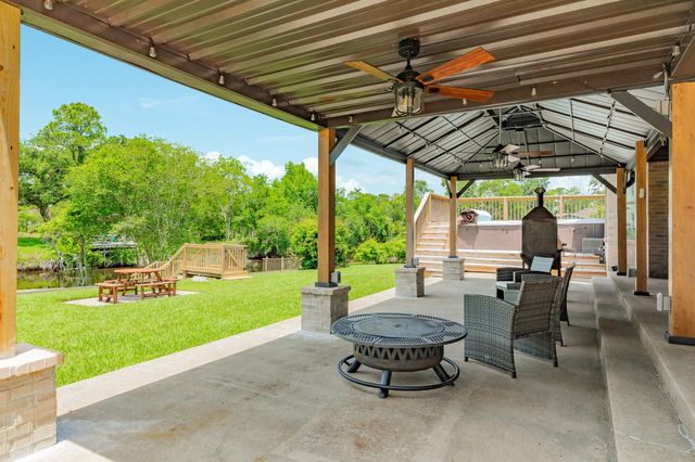 41 Robinhood Lane, Clute, TX 77531
