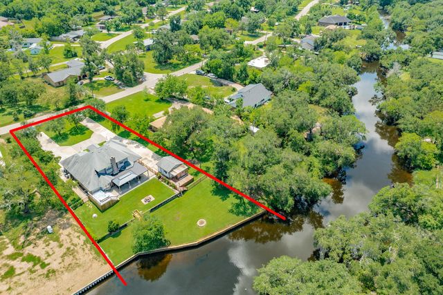 41 Robinhood Lane, Clute, TX 77531