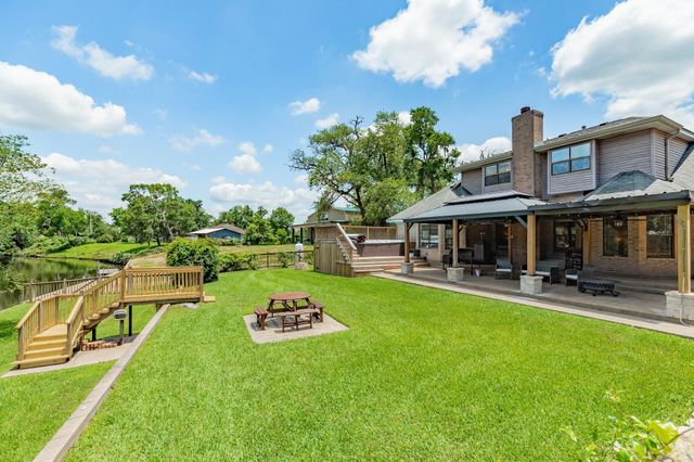 41 Robinhood Lane, Clute, TX 77531