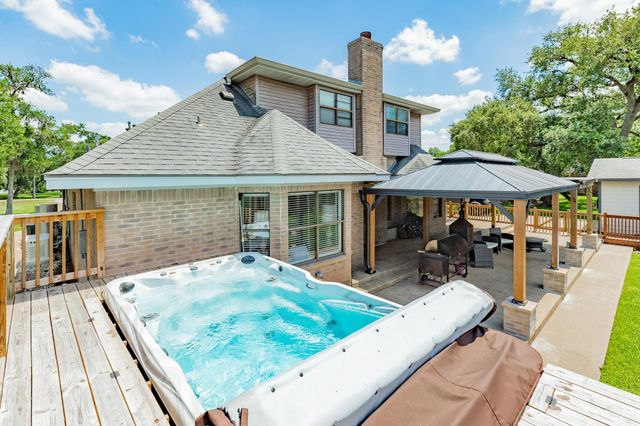 41 Robinhood Lane, Clute, TX 77531