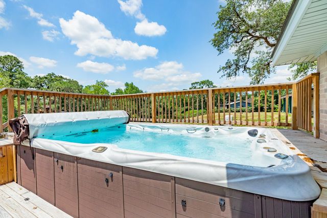 41 Robinhood Lane, Clute, TX 77531