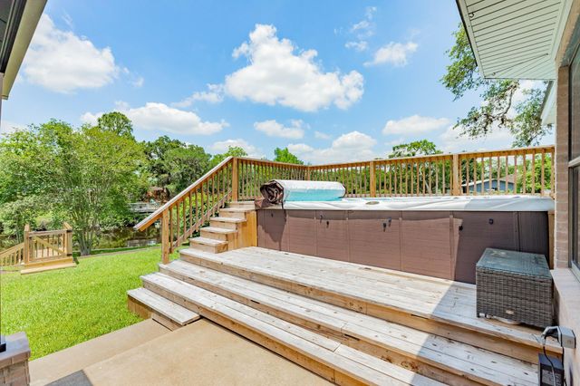 41 Robinhood Lane, Clute, TX 77531