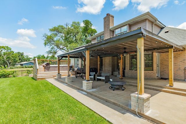 41 Robinhood Lane, Clute, TX 77531