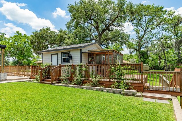 41 Robinhood Lane, Clute, TX 77531