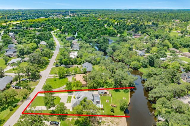 41 Robinhood Lane, Clute, TX 77531