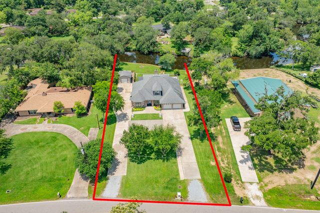 41 Robinhood Lane, Clute, TX 77531