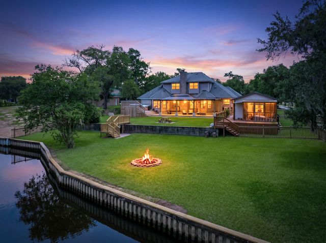 41 Robinhood Lane, Clute, TX 77531