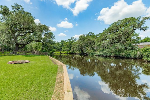 41 Robinhood Lane, Clute, TX 77531