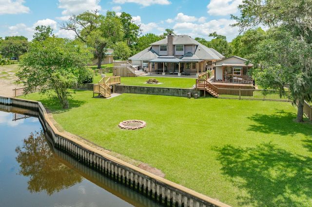 41 Robinhood Lane, Clute, TX 77531