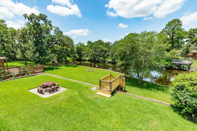 41 Robinhood Lane, Clute, TX 77531