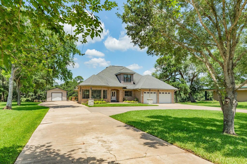 41 Robinhood Lane, Clute, TX 77531