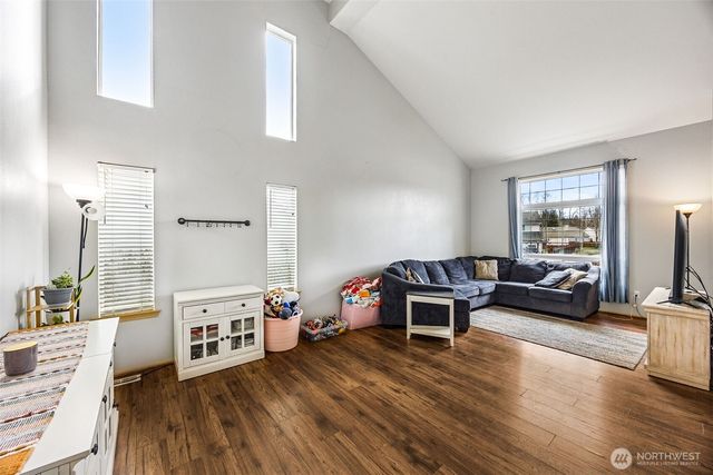 7503 Village Dr, Sumner, WA 98390