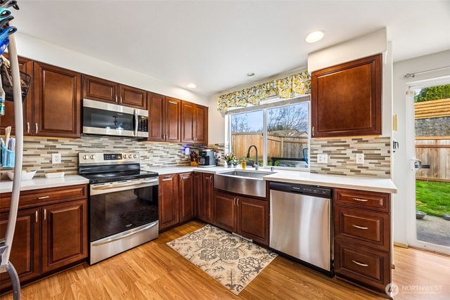 7503 Village Dr, Sumner, WA 98390