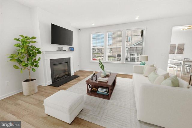 227 HOLLY SPRINGS DR, Charles Town, WV 25414