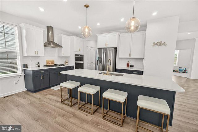 227 HOLLY SPRINGS DR, Charles Town, WV 25414