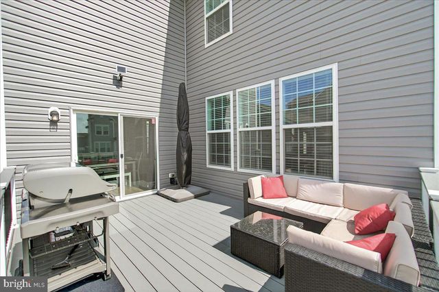 227 HOLLY SPRINGS DR, Charles Town, WV 25414