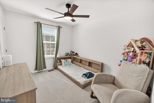 227 HOLLY SPRINGS DR, Charles Town, WV 25414