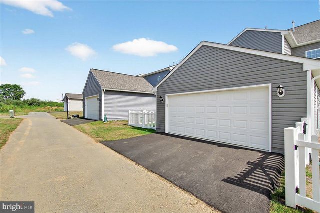 227 HOLLY SPRINGS DR, Charles Town, WV 25414