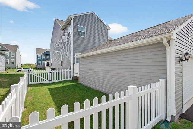 227 HOLLY SPRINGS DR, Charles Town, WV 25414