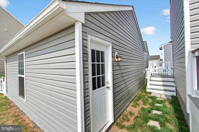 227 HOLLY SPRINGS DR, Charles Town, WV 25414