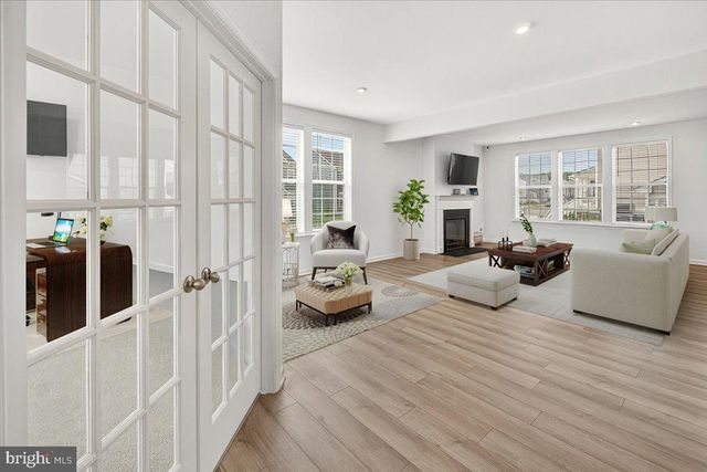 227 HOLLY SPRINGS DR, Charles Town, WV 25414