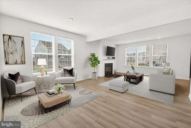 227 HOLLY SPRINGS DR, Charles Town, WV 25414