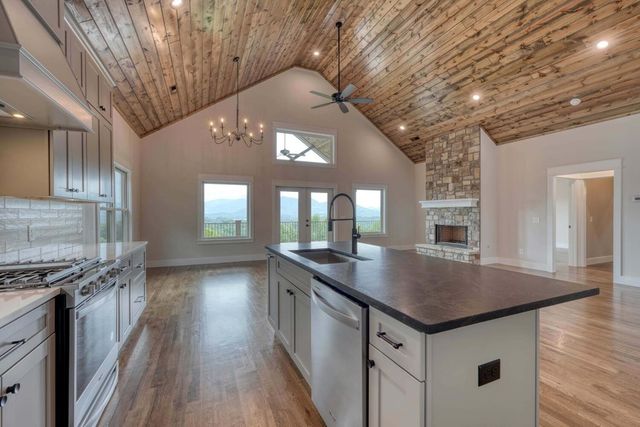 1513 Honey Bee Ridge, Hiawassee, GA 30546