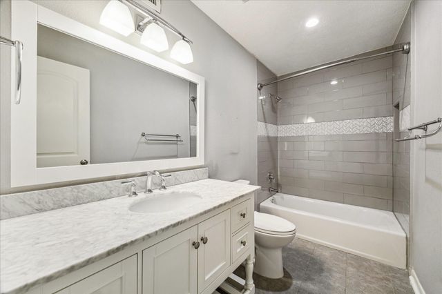 9400 Doliver Drive 60, Houston, TX 77063