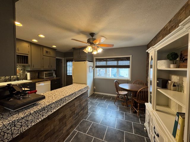 450 E 7th Street Court E, Milan, IL 61264