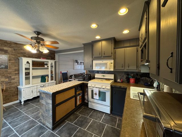 450 E 7th Street Court E, Milan, IL 61264