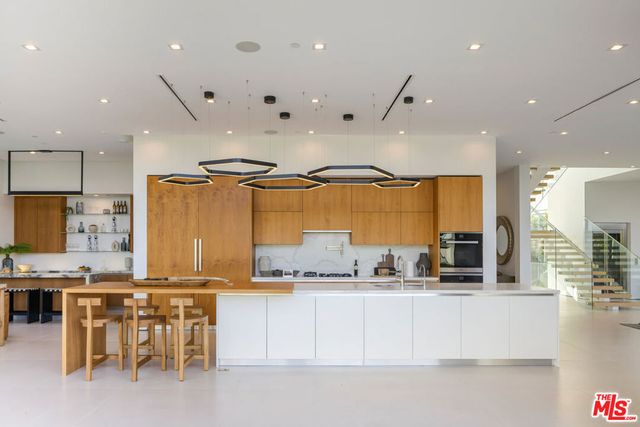 16801 Oak View Drive, Encino, CA 91436