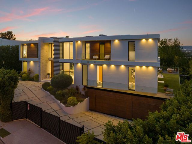 16801 Oak View Drive, Encino, CA 91436