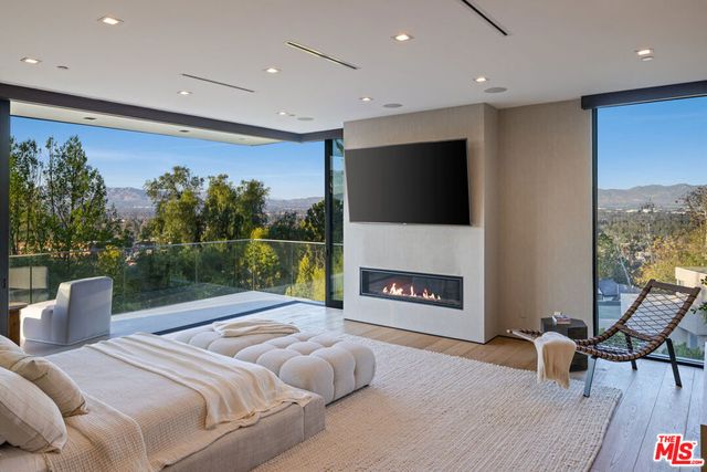 16801 Oak View Drive, Encino, CA 91436