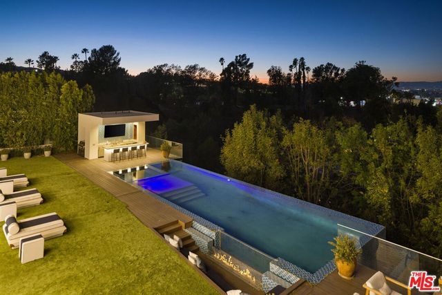 16801 Oak View Drive, Encino, CA 91436