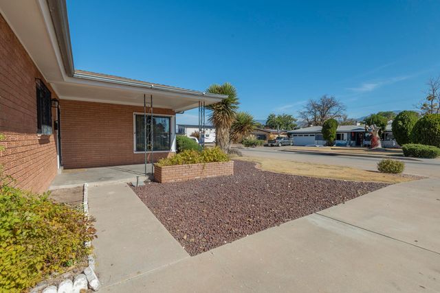 1109 Espanola Street NE, Albuquerque, NM 87110